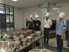 <b>学校食堂让副市长很安心</b>